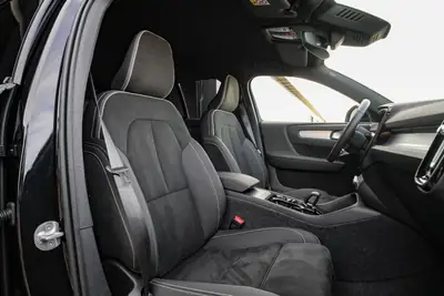Volvo XC40 B3 Mild Hybrid — SUV compact urbain, motorisation écologique et confort nordique — Miniatur 11