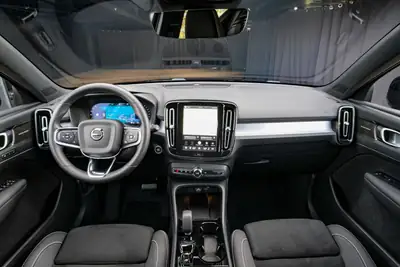Volvo XC40 B3 Mild Hybrid — SUV compact urbain, motorisation écologique et confort nordique — Miniatur 15