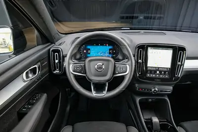 Volvo XC40 B3 Mild Hybrid — SUV compact urbain, motorisation écologique et confort nordique — Miniatur 16