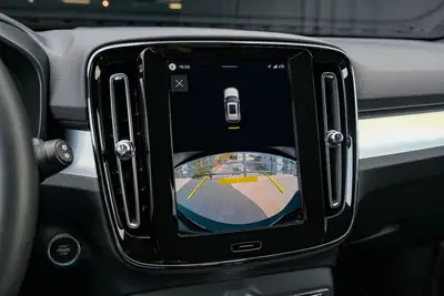 Volvo XC40 B3 Mild Hybrid — SUV compact urbain, motorisation écologique et confort nordique — Miniatur 19