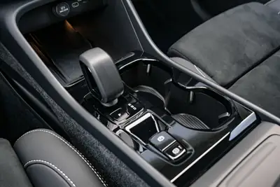 Volvo XC40 B3 Mild Hybrid — SUV compact urbain, motorisation écologique et confort nordique — Miniatur 21