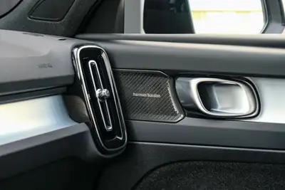 Volvo XC40 B3 Mild Hybrid — SUV compact urbain, motorisation écologique et confort nordique — Miniatur 23