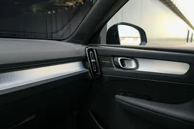 Volvo XC40 B3 Mild Hybrid — SUV compact urbain, motorisation écologique et confort nordique — Miniatur 22