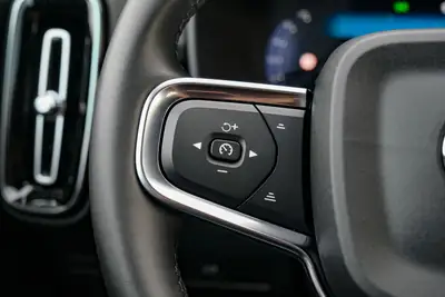 Volvo XC40 B3 Mild Hybrid — SUV compact urbain, motorisation écologique et confort nordique — Miniatur 24