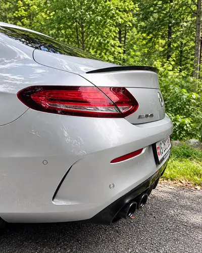 Mercedes-AMG C 43 4matic Coupé — 390 ch, performances et élégance sportive — Heckansicht