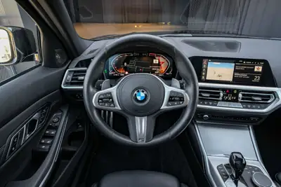 BMW 330 d xDrive Touring M Sport — Break diesel dynamique, 49'950 km seulement — Miniatura 16