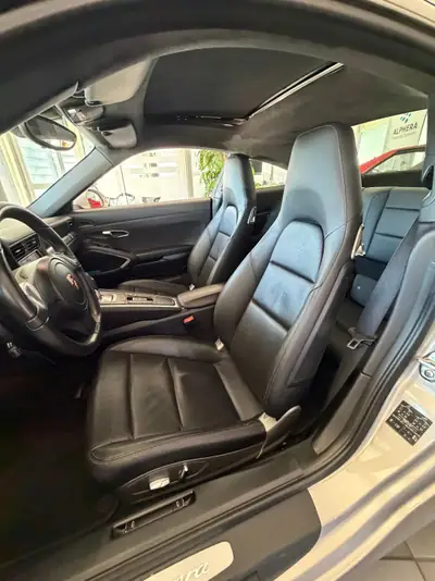 Porsche 911 Carrera 2012 — Coupé sportif iconique, faible kilométrage et historique Porsche — détail