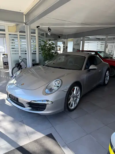 Porsche 911 Carrera 2012 — Coupé sportif iconique, faible kilométrage et historique Porsche — intérieur