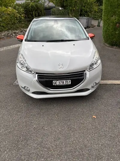 Peugeot 208 1.2 PureTech Roland Garros — Citadine urbaine économe, 11'500 km seulement — vue extérieure