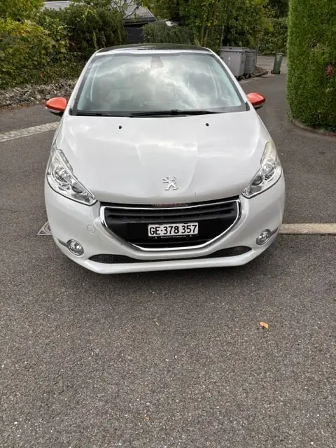 Peugeot 208 1.2 PureTech Roland Garros — Citadine urbaine économe, 11'500 km seulement