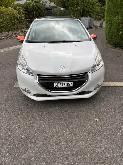 Peugeot 208 1.2 PureTech Roland Garros — Citadine urbaine économe, 11'500 km seulement — côté