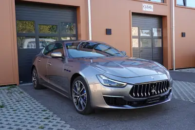 Maserati Ghibli 2.0 Hybrid GT — Élégance italienne et technologie hybride, 51'990 km seulement — vista posteriore