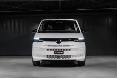 VW T7 Multivan 2.0 TDI — Camping-car familial avec lit escamotable et climatisation 3 zones — vista posteriore