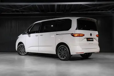 VW T7 Multivan 2.0 TDI — Camping-car familial avec lit escamotable et climatisation 3 zones — fianco