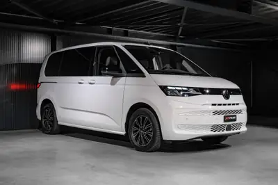 VW T7 Multivan 2.0 TDI — Camping-car familial avec lit escamotable et climatisation 3 zones — cruscotto