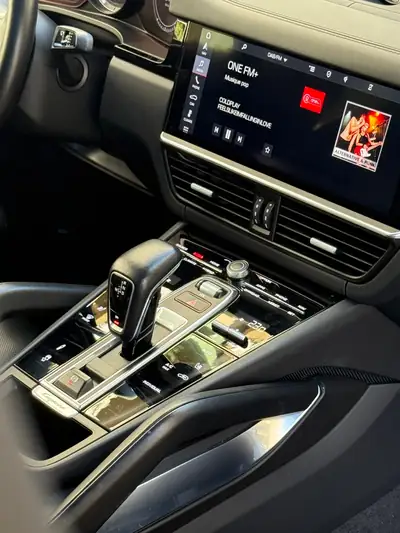 Porsche Cayenne Turbo Coupé S E-Hybrid — SUV haute performance hybride rechargeable, 82'000 km — Miniatura 9