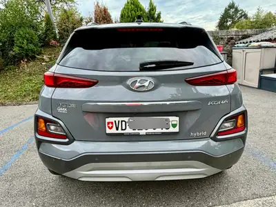 Hyundai Kona 1.6 GDi Hybrid Vertex — SUV compact hybride, consommation optimisée — vista posteriore