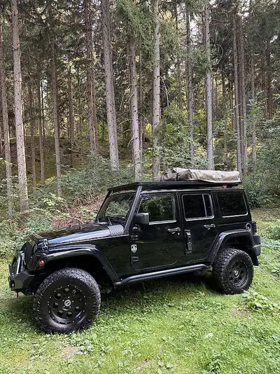 Jeep Wrangler Unlimited Rubicon 2.8 CRD — SUV légendaire, diesel robuste, transmission automatique — side view