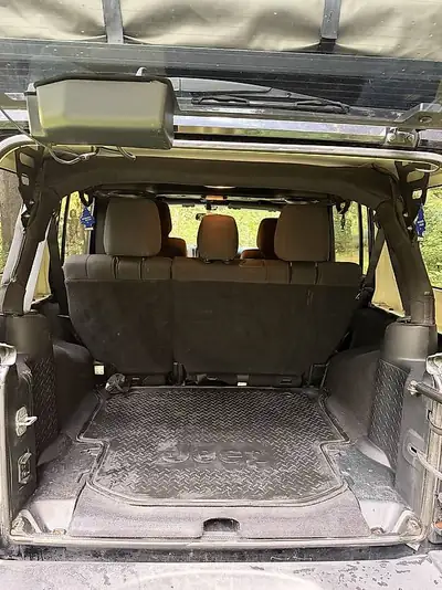 Jeep Wrangler Unlimited Rubicon 2.8 CRD — SUV légendaire, diesel robuste, transmission automatique — interior