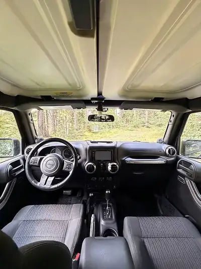 Jeep Wrangler Unlimited Rubicon 2.8 CRD — SUV légendaire, diesel robuste, transmission automatique — dashboard