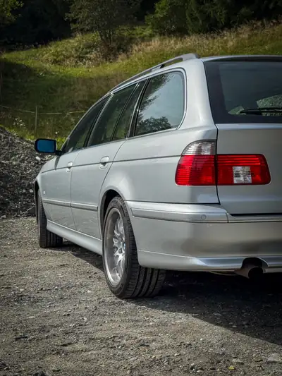 BMW 530i Break 24V — Berline familiale de prestige, 180000 km, révisée — vista posteriore
