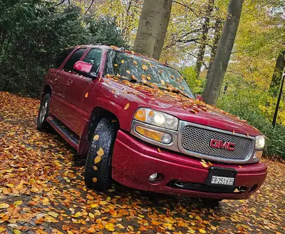 GMC Yukon Denali 2004 — Le SUV 7 places robuste et puissant, 250'000 km — vue extérieure