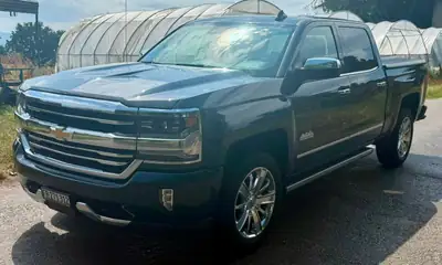 Chevrolet Silverado 2017 — Pick-up premium 420 ch, transmission automatique, kilométrage réduit — fianco