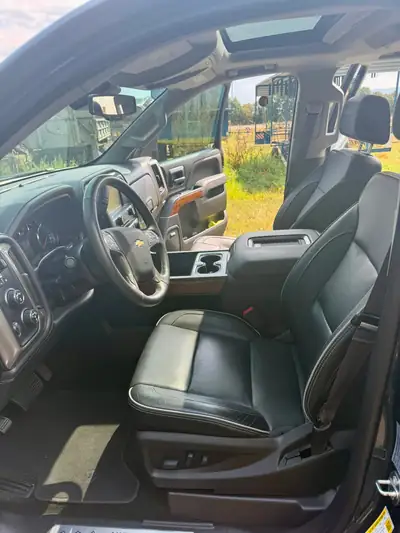 Chevrolet Silverado 2017 — Pick-up premium 420 ch, transmission automatique, kilométrage réduit — cruscotto