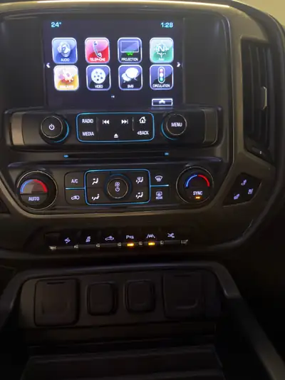 Chevrolet Silverado 2017 — Pick-up premium 420 ch, transmission automatique, kilométrage réduit — Miniatura 7