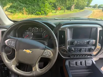 Chevrolet Silverado 2017 — Pick-up premium 420 ch, transmission automatique, kilométrage réduit — Miniatura 14