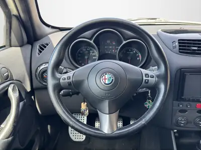 Alfa Romeo 147 3.2 GTA — Sportive Mythique, État Exceptionnel, Bianco Nuvola Rare — Miniature 10