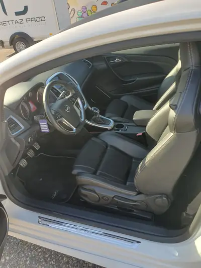 Opel Astra 2.0i Turbo OPC — Berline sportive 280 ch, entretien complet — rear view