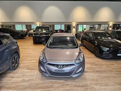 Hyundai i30 1.4 Comfort — Berline fiable et économique, frais ab MFK — Innenraum