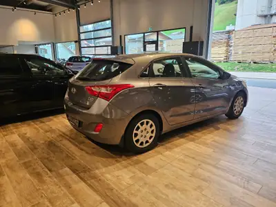 Hyundai i30 1.4 Comfort — Berline fiable et économique, frais ab MFK — Miniatur 8