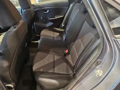 Hyundai i30 1.4 Comfort — Berline fiable et économique, frais ab MFK — Miniatur 19