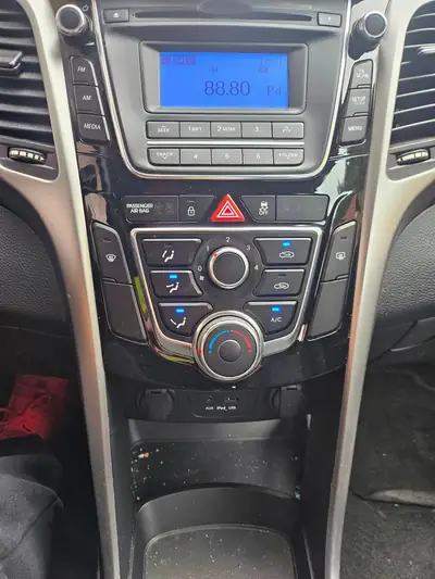 Hyundai i30 1.4 Comfort — Berline fiable et économique, frais ab MFK — Miniatur 24