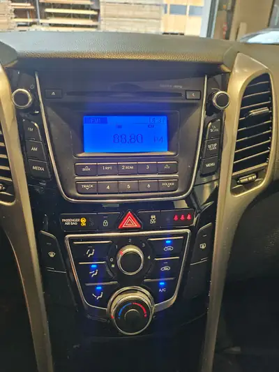 Hyundai i30 1.4 Comfort — Berline fiable et économique, frais ab MFK — Miniatur 22
