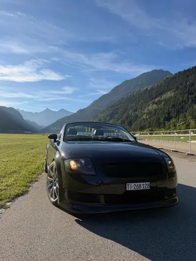 Audi TT 1.8 20V Turbo 180 ch — Cabriolet sportif, moteur turbo emblématique — vue extérieure