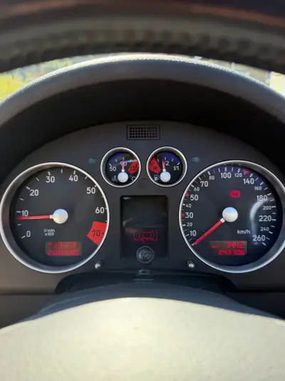 Audi TT 1.8 20V Turbo 180 ch — Cabriolet sportif, moteur turbo emblématique — détail