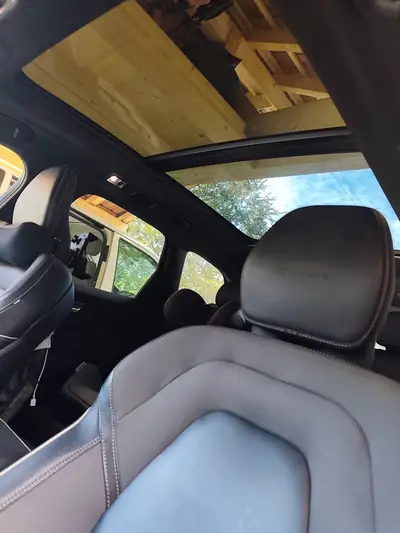 Volvo XC60 2.0 T8 R-Design — SUV hybride rechargeable, 104 000 km, sans sinistre — tableau de bord