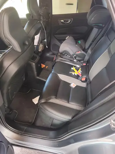 Volvo XC60 2.0 T8 R-Design — SUV hybride rechargeable, 104 000 km, sans sinistre — intérieur