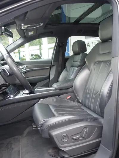 Audi e-tron 55 S Line Black Edition — SUV électrique premium, 408 ch et design affirmé — Miniature 11