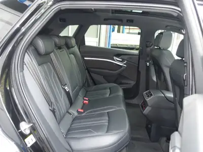 Audi e-tron 55 S Line Black Edition — SUV électrique premium, 408 ch et design affirmé — Miniature 21