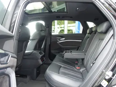 Audi e-tron 55 S Line Black Edition — SUV électrique premium, 408 ch et design affirmé — Miniature 23