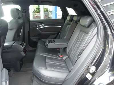 Audi e-tron 55 S Line Black Edition — SUV électrique premium, 408 ch et design affirmé — Miniature 24