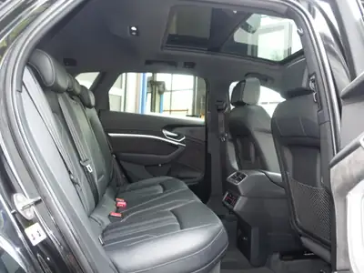 Audi e-tron 55 S Line Black Edition — SUV électrique premium, 408 ch et design affirmé — Miniature 22