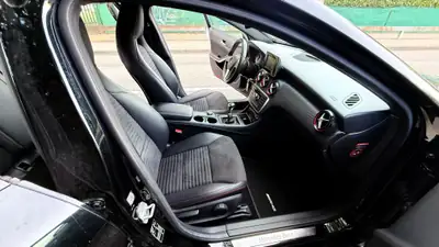 Mercedes-Benz A 200 AMG Line — Élégance urbaine, motorisation efficace — Miniatur 13