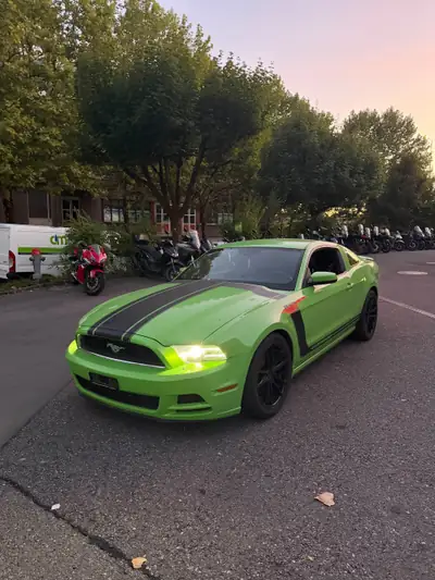 Ford Mustang 3.7 V6 — Coupé sportif américain avec style Boss 302 — vue extérieure