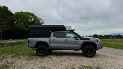 Toyota Tacoma TRD PRO — Pick-up 4x4 robuste avec cellule Alu-Cab aménagée — arrière