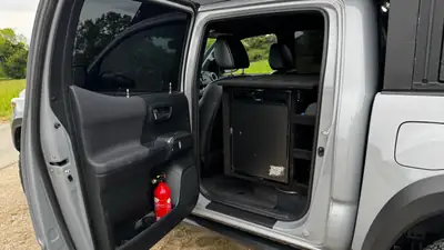 Toyota Tacoma TRD PRO — Pick-up 4x4 robuste avec cellule Alu-Cab aménagée — Miniature 7